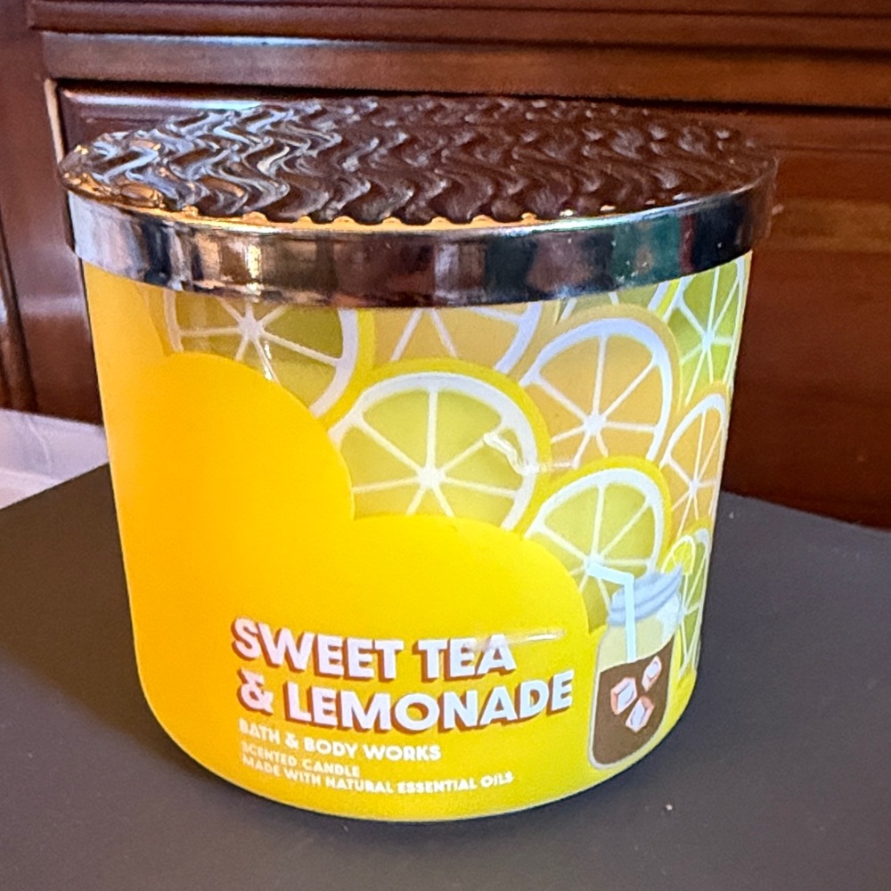 Bath & Body Works Sweet Tea & Lemonade Candle - Yellow & Silver